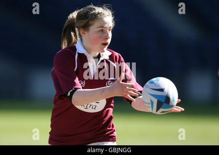 Combatti l'azione delle Gala Girls (in borgogna) contro la Carrick Academy durante le finali della National Midi Cup al Murrayfield Stadium di Edimburgo. Foto Stock