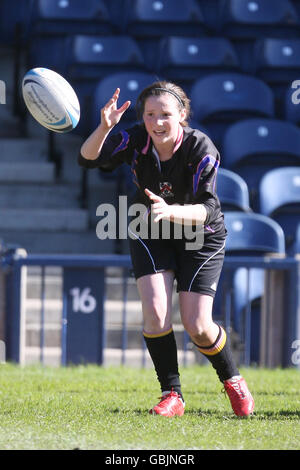 Combatti l'azione delle Gala Girls (in borgogna) contro la Carrick Academy durante le finali della National Midi Cup al Murrayfield Stadium di Edimburgo. Foto Stock