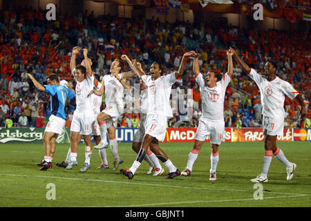 Calcio - Campionato europeo UEFA 2004 - quarti di finale - Svezia / Olanda. I giocatori olandesi celebrano la vittoria sulla Svezia Foto Stock