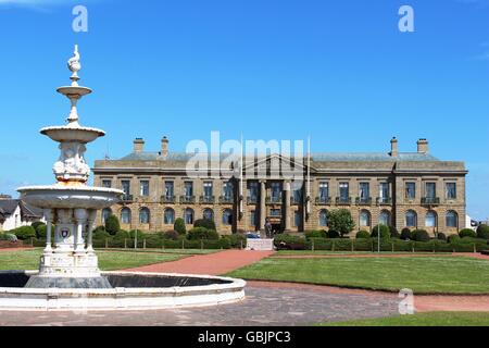 Steven fontana commemorativa sulla spianata, Ayr South Ayrshire, in Scozia con edifici di contea, Wellington Square dietro. Foto Stock