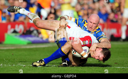 Rugby League - Carnegie Challenge Cup - Leeds Rhinos / St Helens - Headingley Carnegie. St Helens' Matt Gidley è affrontato da Leeds Rhinos' Keith Senior durante la partita della Carnegie Challenge Cup alla Headingley Carnegie di Leeds. Foto Stock