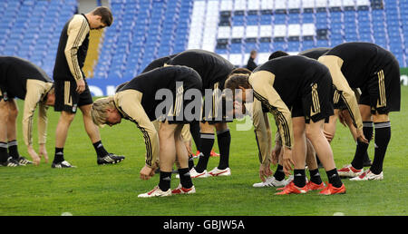 Steven Gerrard di Liverpool (a sinistra) si riscalda con i suoi compagni di squadra durante una sessione di allenamento a Stamford Bridge, Londra. Foto Stock