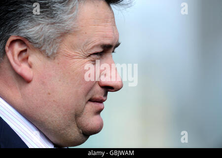 Corse ippiche - il Grand National Meeting di John Smith del 2009 - primo giorno - Ippodromo di Aintree. Paul Nicholls, allenatore Foto Stock