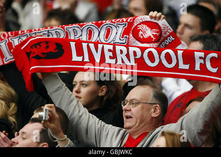 Tifosi di Liverpool durante il servizio memoriale all'Anfield Stadium di Liverpool, che segna il 20° anniversario del disastro di Hillsborough. Foto Stock