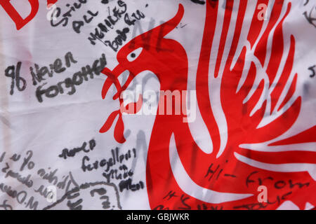 Una bandiera sulle Shankly Gates prima del servizio ufficiale del memoriale allo stadio Anfield di Liverpool, per celebrare il 20° anniversario del disastro di Hillsborough, in cui sono morti 96 tifosi di calcio. Foto Stock