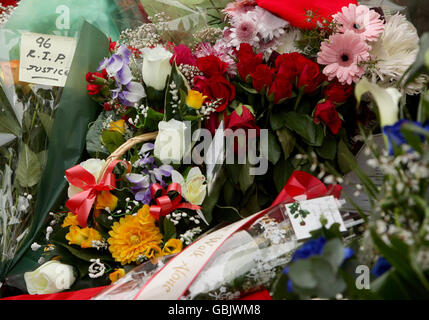 Tributi floreali al di fuori degli Shankly Gates ad Anfield prima del servizio ufficiale del memoriale allo stadio Anfield di Liverpool, per celebrare il 20° anniversario del disastro di Hillsborough in cui 96 tifosi di calcio sono morti. Foto Stock