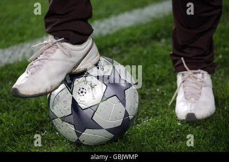 Calcio - UEFA Champions League - Quarter Final - prima tappa - Barcellona / Bayern Monaco - Estadio Camp Nou. Vista generale di una palla di incontro prima del calcio di inizio. Foto Stock