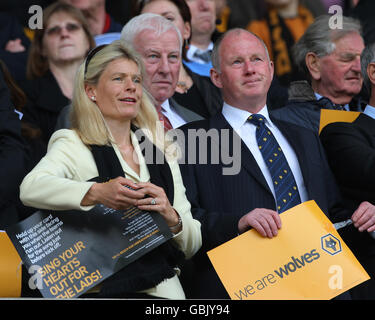 Steve Morgan, presidente di Wolverhampton Wanderers, con sua moglie Didi (a sinistra) prima della partita del Coca-Cola Championship allo stadio Molineux di Wolverhampton. Foto Stock