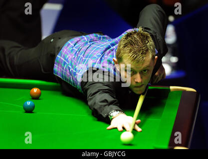 Mark Allen dell'Irlanda del Nord in azione contro Martin Gould dell'Inghilterra durante il campionato mondiale di snooker Betfred.com al Crucible Theatre di Sheffield. Foto Stock