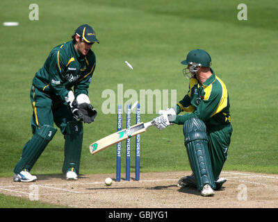 Cricket - Friends Provident Trophy - Gruppo A - Nottinghamshire / Leicestershire - Trent Bridge. Leicestershire Foxes il capitano Paul Nixon è bowled da Nottinghamshire Outlaws Graeme Swann per 8. Foto Stock