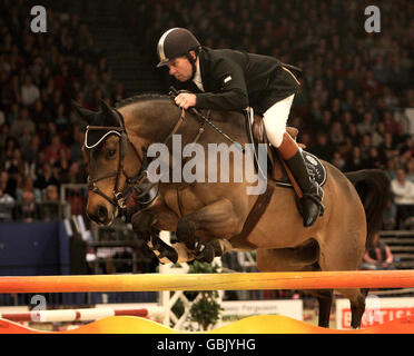 Nick Skelton della Gran Bretagna in azione su 'Nemo 119' durante il British Open Show Jumping Championships presso la LG Arena di Birmingham. Foto Stock