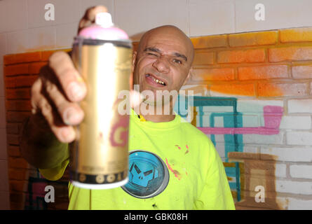 Goldie si posa di fronte a uno dei suoi dipinti al Maverick Showroom nella zona est di Londra. Foto Stock