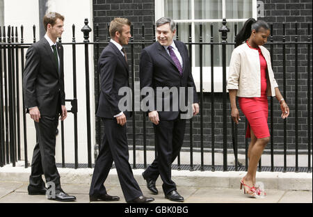 (Da sinistra a destra) Andy Murray, David Beckham, primo ministro Gordon Brown e Denise Lewis al 10 Downing Street, nel centro di Londra, per celebrare il lancio di una nuova beneficenza malaria No More UK. Foto Stock