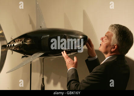 Una scultura a grandezza naturale Mako Shark realizzata con il telaio della Formula 1 Honda Racing Car di Jenson Button del 2008 è in mostra alla fiera d'arte di Chelsea. Foto Stock