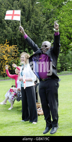 Celebrando il giorno di San Giorgio, l'arcivescovo di York, il dottor John Sentamu, si fa un'onda sulla sua bandiera mentre si acclama i giovani in una gara di runder. Foto Stock