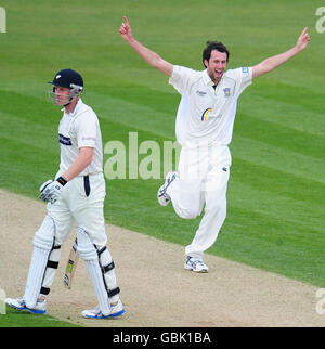 Graham Onions di Durham celebra il wicket di Andrew Gale dello Yorkshire durante la partita del Liverpool Victoria County Championship a Chester le Street, Durham. Foto Stock