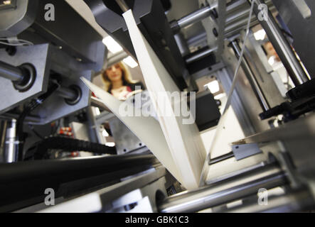 La macchina da Libro espresso (EBM), in grado di riportare in produzione molti testi rari e fuori stampa in meno di 5 minuti, viene lanciata oggi presso la libreria di Blackwell, su Charing Cross Road a Londra. Foto Stock