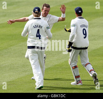 Dominic Cork dell'Hampshire celebra il lancio del wicket di Darren Maddy nel Warwickshire per 8 anni durante la partita del Liverpool Victoria County Championship a Edgbaston, Birmingham. Foto Stock