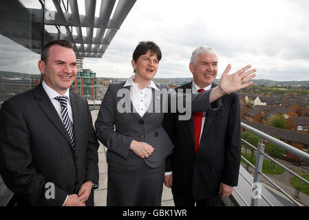 Il ministro delle imprese Arlene Foster con Darren Lemon, direttore generale Eircom Irlanda del Nord (sinistra) e Cathal Magee, direttore generale del gruppo Eircom presso i loro uffici a Belfast, poiché l'azienda sta raddoppiando la propria forza lavoro a Belfast a 60 dopo aver vinto nuovi contratti sostanziali, tra cui un importante accordo triennale con NI Water. Foto Stock