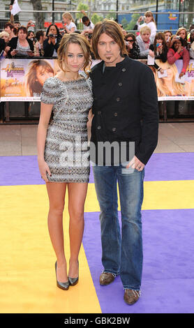 Miley Cyrus e Billy Ray Cyrus arrivano alla UK Film Premiere di 'Hannah Montana' all'Odeon West End, Londra. Foto Stock