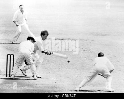 Cricket - Quinta prova - Sudafrica / Inghilterra - terza giornata. Denis Compton (terzo l) d'Inghilterra insegue una palla fuori dal moncone, guardata da Billy Wade (l) ed Eric Rowan (r) del Sudafrica Foto Stock