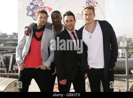 La band pop Blue, da sinistra: Duncan James, Simon Webbe, Anthony Costa e Lee Ryan, annunciano la loro riformazione durante una visita alla Capital radio, a Leicester Square nel centro di Londra. Foto Stock