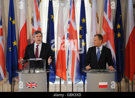 Il primo ministro britannico Gordon Brown tiene oggi a Varsavia una conferenza stampa con il primo ministro polacco Donald Tusk (destra). Foto Stock