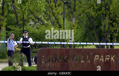 Un ufficiale di polizia parla con un membro del pubblico fuori Larkhall Park, nel sud di Londra, dove due adolescenti sono stati pugnalati ieri sera. Foto Stock