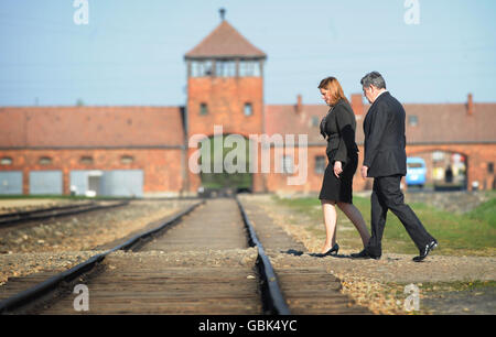 Il primo ministro Gordon Brown e sua moglie Sarah Brown visitano oggi il campo di concentramento Birkenau vicino a Cracovia, in Polonia. Foto Stock