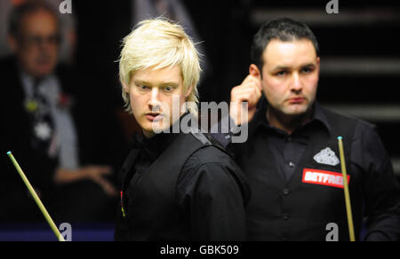 Neil Robertson (a sinistra) e Stephen Maguire studiano il tavolo durante il Campionato Mondiale di Snooker Betfred.com al Crucible Theatre di Sheffield. Foto Stock