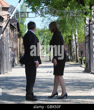 Il primo Ministro Gordon Brown e sua moglie Sarah Brown visitano oggi il campo di concentramento nazista di Auschwitz, vicino a Cracovia in Polonia. Il cartello sopra l'ingresso dice "il lavoro ti tiene libero" in tedesco. Foto Stock