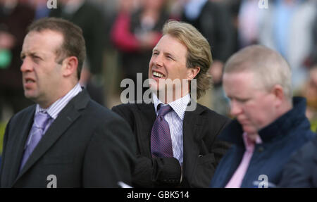 L'allenatore Charlie Swan (al centro) guarda durante il Punchestown Racing Festival all'ippodromo di Punchestown, Irlanda. Foto Stock