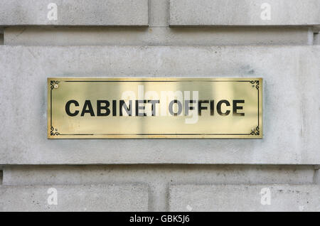 Un cartello per il Gabinetto Office, uno dei due uffici situati a Whitehall a Westminster, nel centro di Londra. Foto Stock