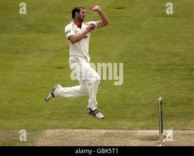 Cricket - Liverpool Victoria County Championship - Divisione uno - giorno tre - Lancashire / Nottinghamshire - Old Trafford. Tom Smith del Lancashire nel bowling d'azione Foto Stock