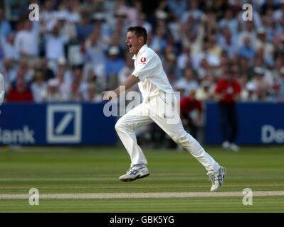 Cricket - Npower First Test - Inghilterra / West Indies - Day Two. Ashley Giles, in Inghilterra, celebra il lancio del bricket Brian Lara delle Indie Occidentali Foto Stock