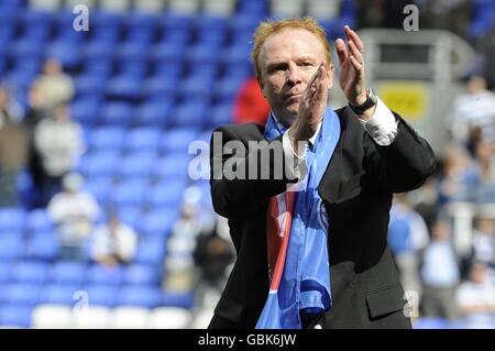 Il manager della città di Birmingham Alex McLeish dopo il fischio finale AS celebra la sua promozione dei lati Foto Stock