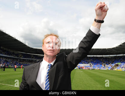 Il manager della città di Birmingham Alex McLeish celebra la promozione Foto Stock