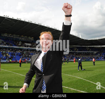 Calcio - Coca-Cola Football League Championship - Reading v Birmingham City - Madejski Stadium. Alex McLeish, direttore della città di Birmingham, celebra la promozione Foto Stock