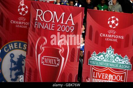 Calcio - UEFA Champions League - quarto finale - prima tappa - Liverpool v Chelsea - Anfield. Striscioni che mostrano entrambe le squadre e la finale a Roma Foto Stock