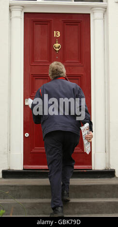 Un postino consegna la posta alla casa del sindaco di Londra Boris Johnson a Islington, a nord di Londra, dopo che il primo ufficiale antiterrorismo della Gran Bretagna, il commissario assistente Bob Quick, si è dimesso dopo che il suo blunder di sicurezza ha minacciato una grande operazione antiterrorismo. Foto Stock