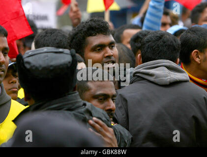 Alcune delle migliaia di persone che scendono per le strade del centro di Londra, marciano per protestare contro l'offensiva del governo dello Sri Lanka contro i ribelli delle tigri tamil e presunte violazioni dei diritti umani. Foto Stock