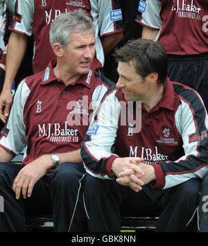 Andrew Caddick del Somerset (a sinistra) e il vice-capitano Marcus Trescosick (a destra) aspettano che la loro foto di squadra venga scattata durante il giorno della stampa al County Ground, Taunton, Somerset. Foto Stock