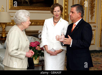 La Regina Elisabetta II della Gran Bretagna ha un'udienza con il Governatore del Sud Australia Kevin Scarce e la signora Elizabeth Scarce al Castello di Windsor, Berkshire. Foto Stock