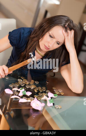 Desperated cercando una donna con il macellata salvadanaio Foto Stock