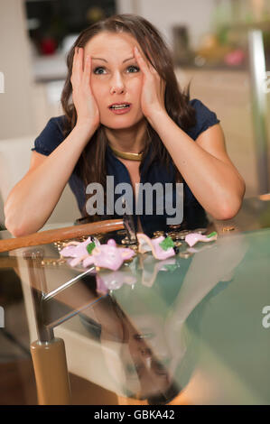 Desperated cercando una donna con il macellata salvadanaio Foto Stock