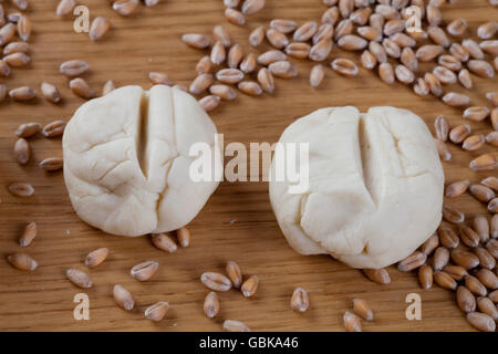 Impasto sagomato in rotoli, grani di grano Foto Stock