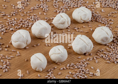 Impasto sagomato in rotoli, grani di grano Foto Stock