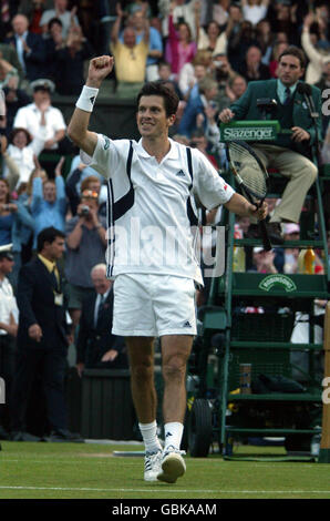 Tennis - Wimbledon 2004 - quarto turno - Tim Henman contro Mark Philippoussis. Tim Henman festeggia dopo aver vinto la sua quarta partita Foto Stock