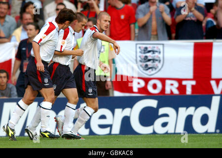 David Beckham, Frank Lampard, Wayne Rooney, Paul Scholes e Steven Gerrard in Inghilterra si congratulano con Michael Owen per il suo obiettivo di apertura Foto Stock