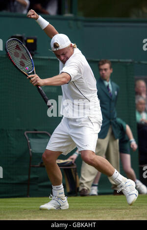 Tennis - Wimbledon 2004 - quarto turno - Leyton Hewitt / Carlos Moya. Lleyton Hewitt festeggia la vittoria della sua partita contro Carlos Moya Foto Stock